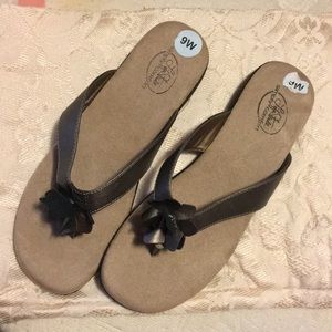 NWOT never worn Life Stride leather flip flops